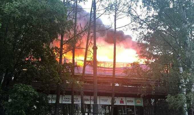 Пожар уничтожает элитный спорткомплекс «Sport Palace» в Петербурге