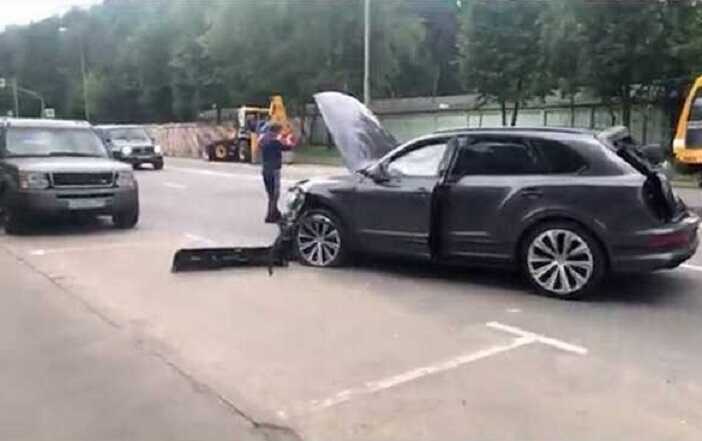 Момент ДТП с Bentley и грузовиком в Москве попал на видео